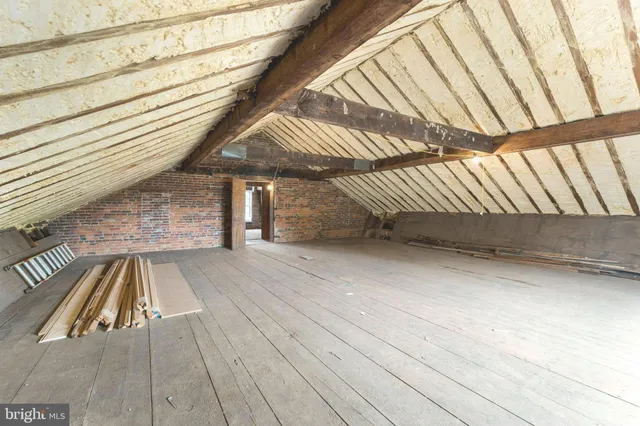 a black and white photo of a big building