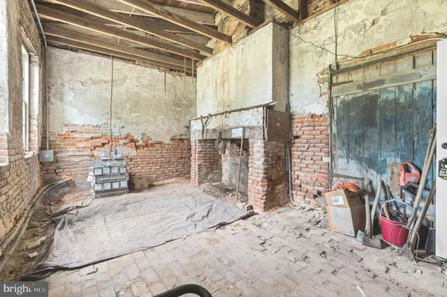 a black and white photo of a building