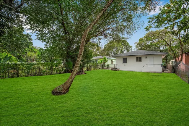 a view of a house with backyard and garden