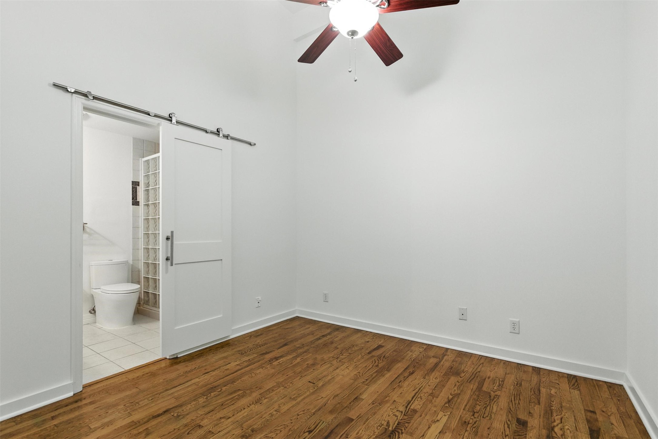 915 Franklin Street, Unit 2I Houston, TX 77002 - Photo 16 of 34 Primary Bedroom with ensuite bathroom, true loft style.