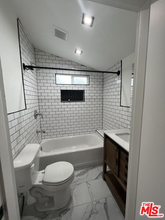 3360 Wrightview Place Studio City, CA 91604 - Photo 15 of 16 a bathroom with a toilet a sink and bathtub
