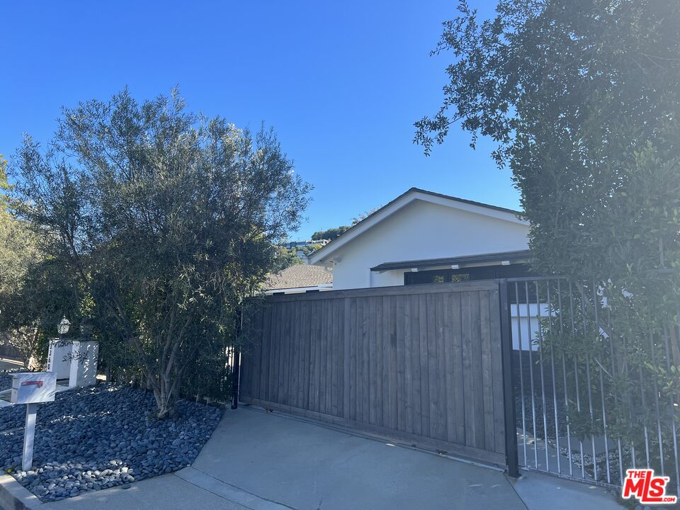 3360 Wrightview Place Studio City, CA 91604 - Photo 2 of 16 a backyard of a house