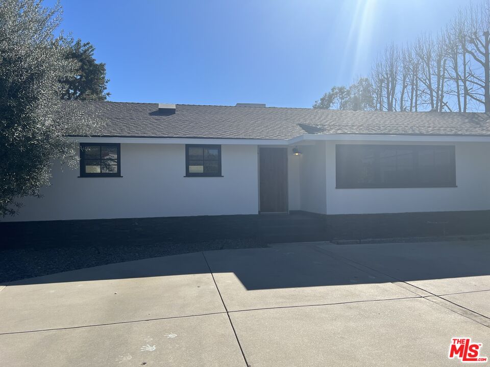 3360 Wrightview Place Studio City, CA 91604 - Photo 3 of 16 a view of backyard and tree