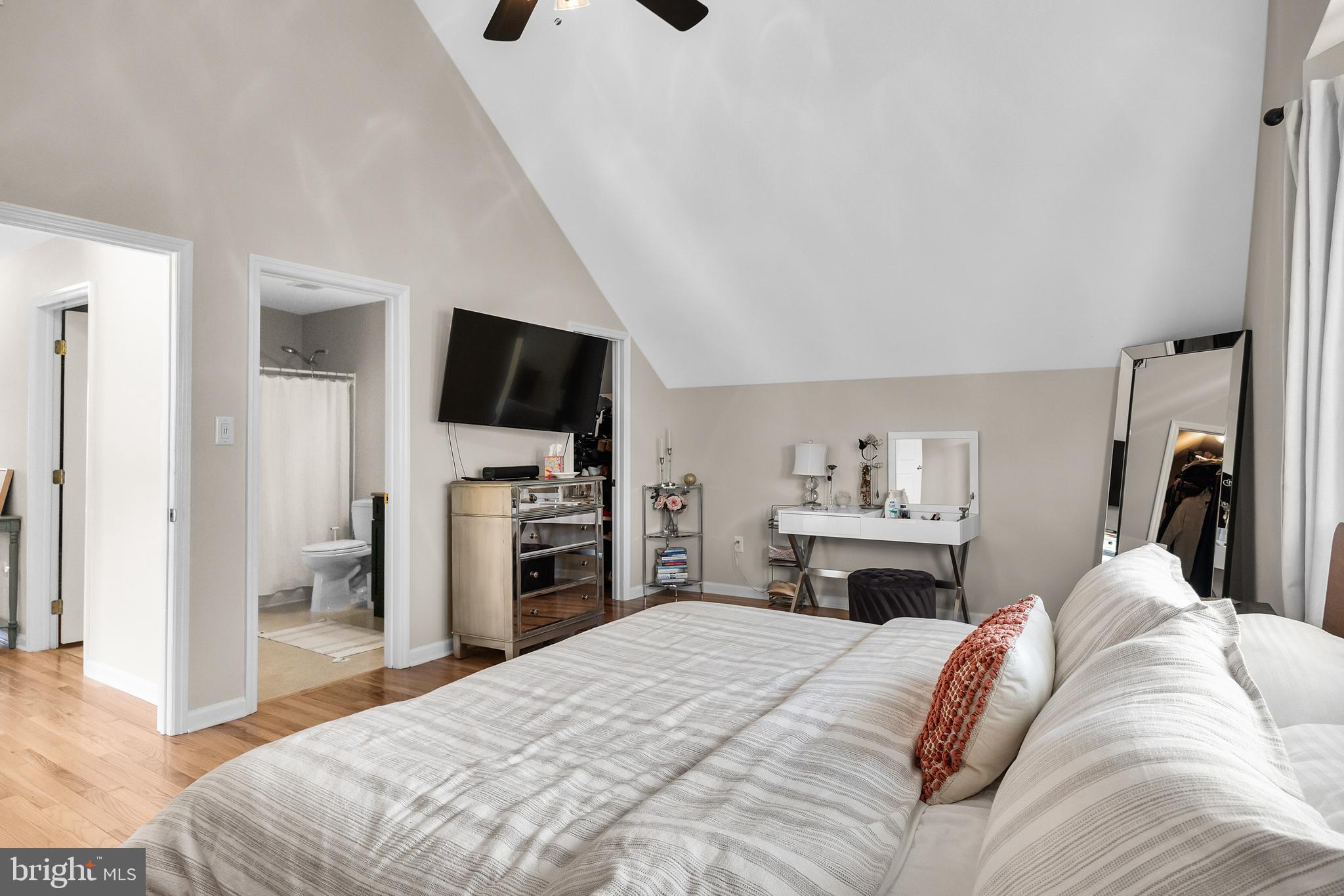 188 Carlisle Road Audubon, NJ 08106 - Photo 27 of 40 a bedroom with a bed and a television