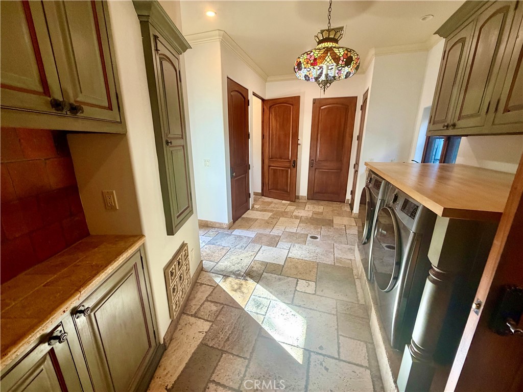3439 Dorothy Road Topanga, CA 90290 - Photo 15 of 44 Large Mud Room