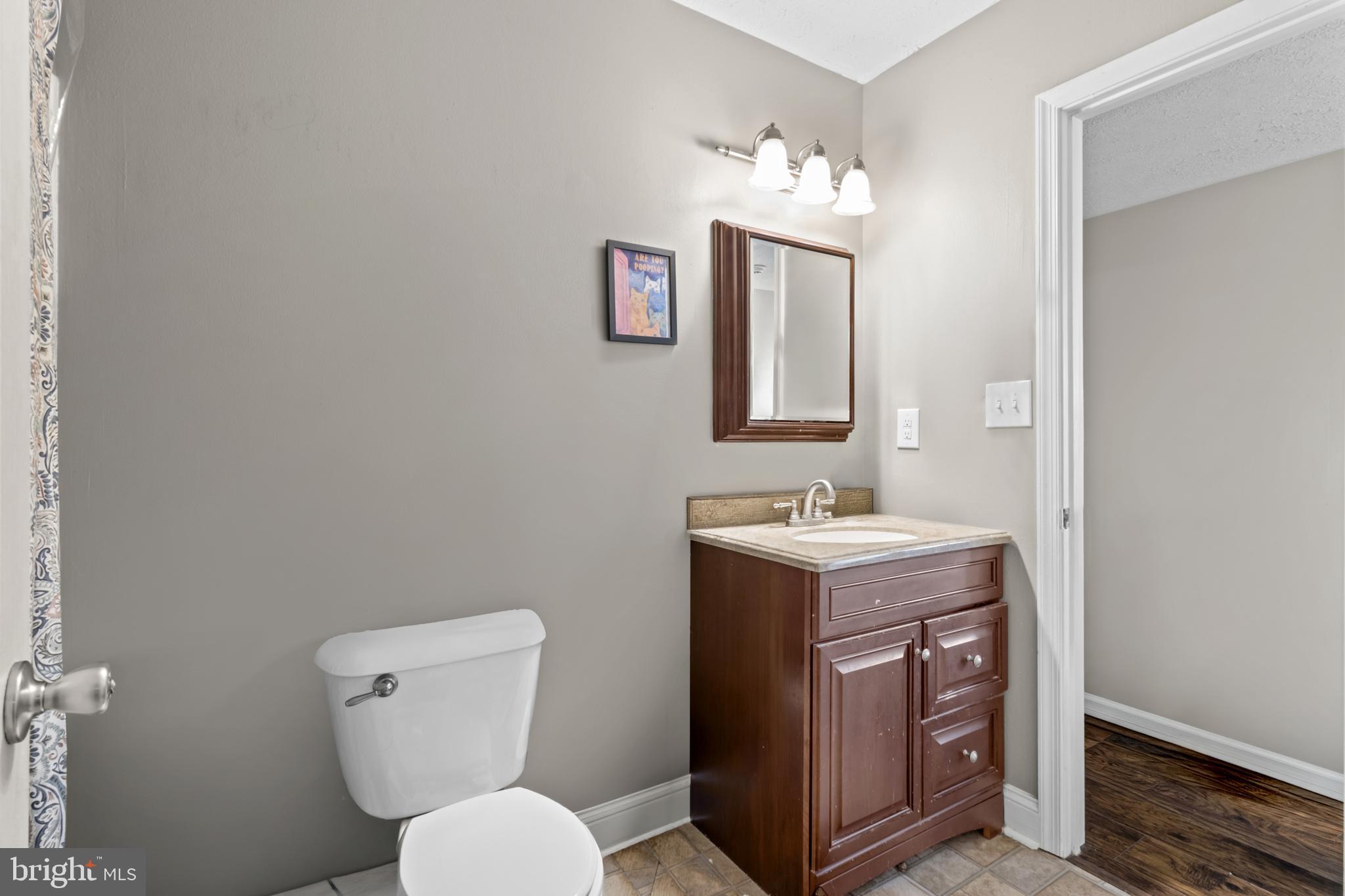 115 Balmoral Way Newark, DE 19702 - Photo 20 of 31 a bathroom with a toilet a sink and mirror