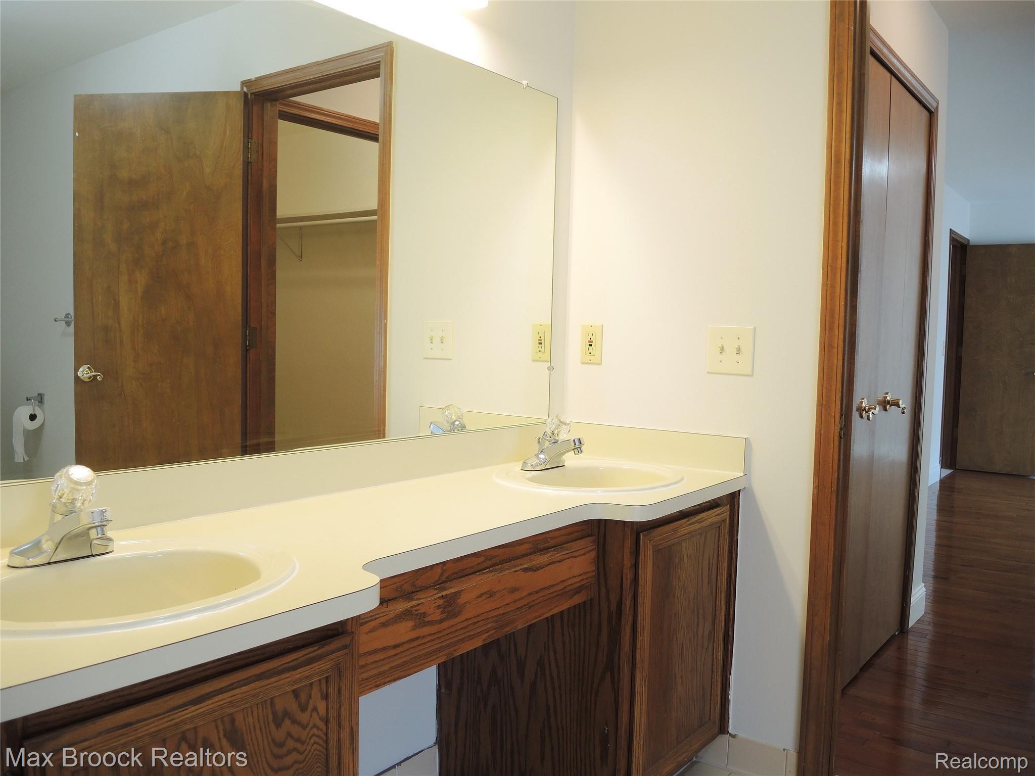 1240 Bembridge Drive Rochester, MI 48307 - Photo 18 of 48 DOUBLE SINK MASTER VANITY
