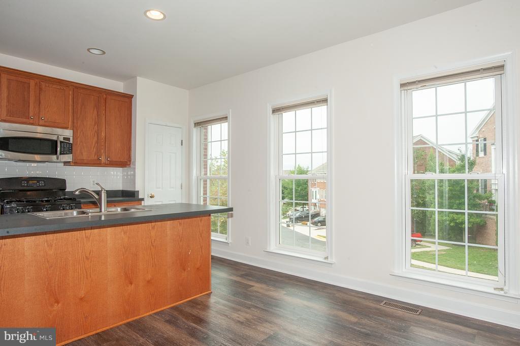 9287 Laurel Ridge Crossing Road Lorton, VA 22079 - Photo 2 of 30 Kitchen
