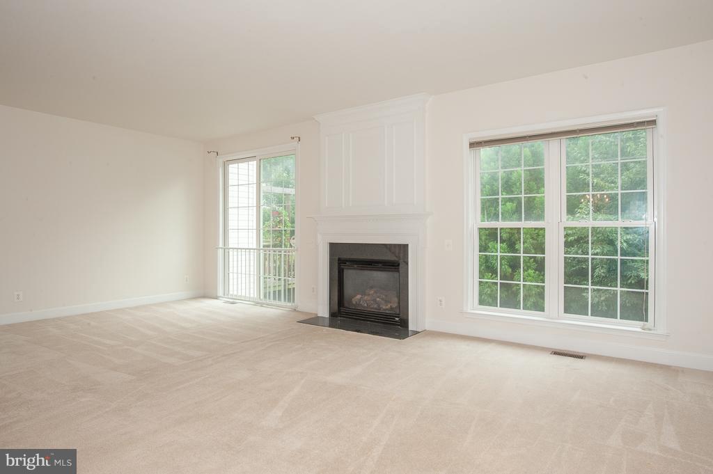 9287 Laurel Ridge Crossing Road Lorton, VA 22079 - Photo 12 of 30 Living Room