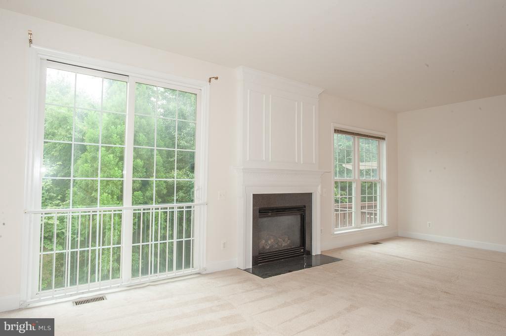 9287 Laurel Ridge Crossing Road Lorton, VA 22079 - Photo 15 of 30 Living Room