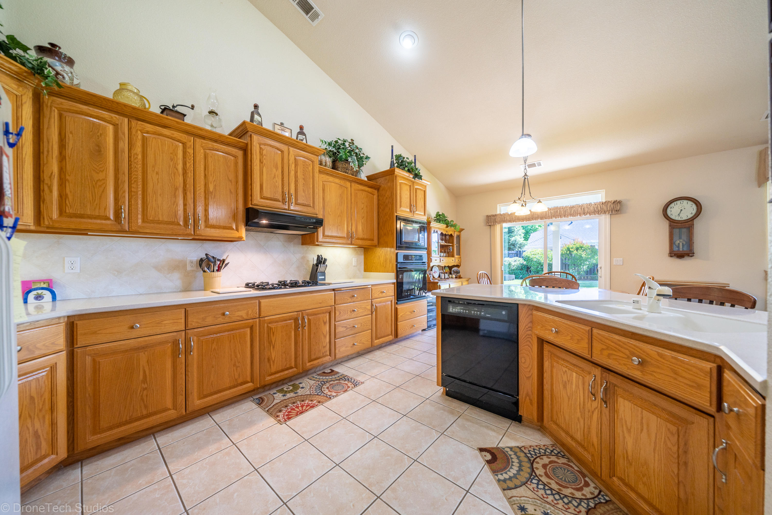 593 Centavo Way Redding, CA 96003 - Photo 22 of 49 593 Centavo Way-29