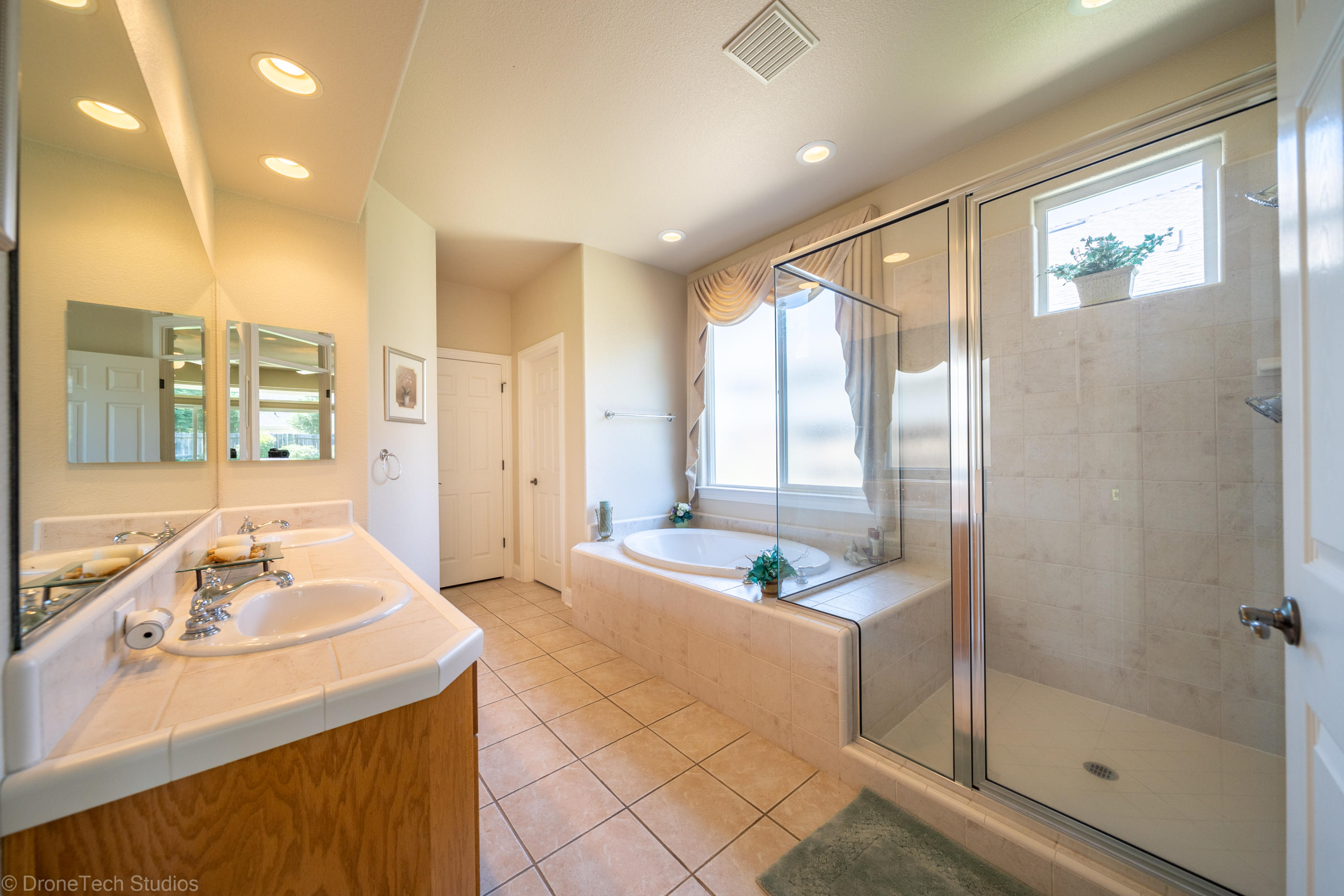 593 Centavo Way Redding, CA 96003 - Photo 26 of 49 593 Centavo Way-34