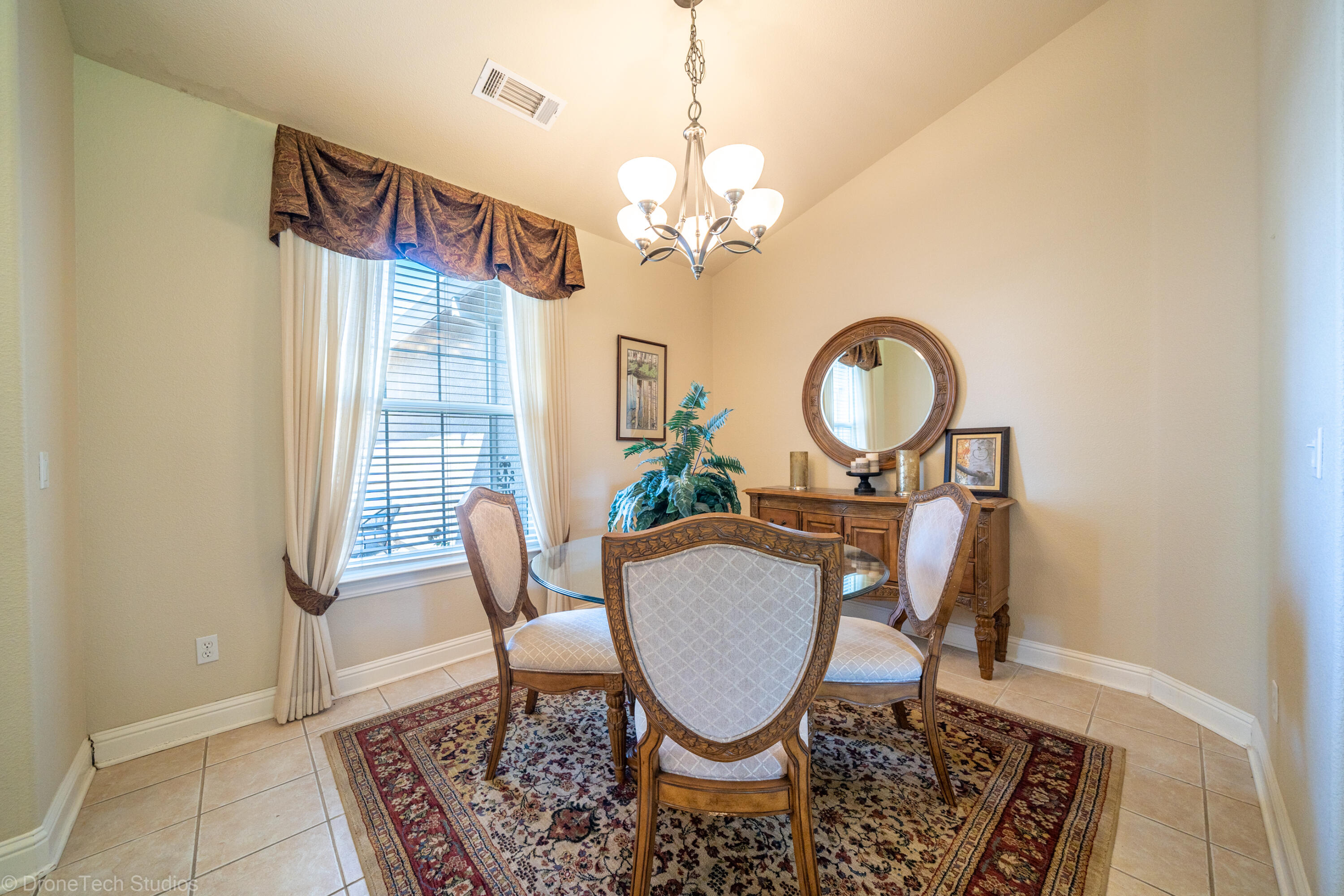 593 Centavo Way Redding, CA 96003 - Photo 8 of 49 593 Centavo Way-14