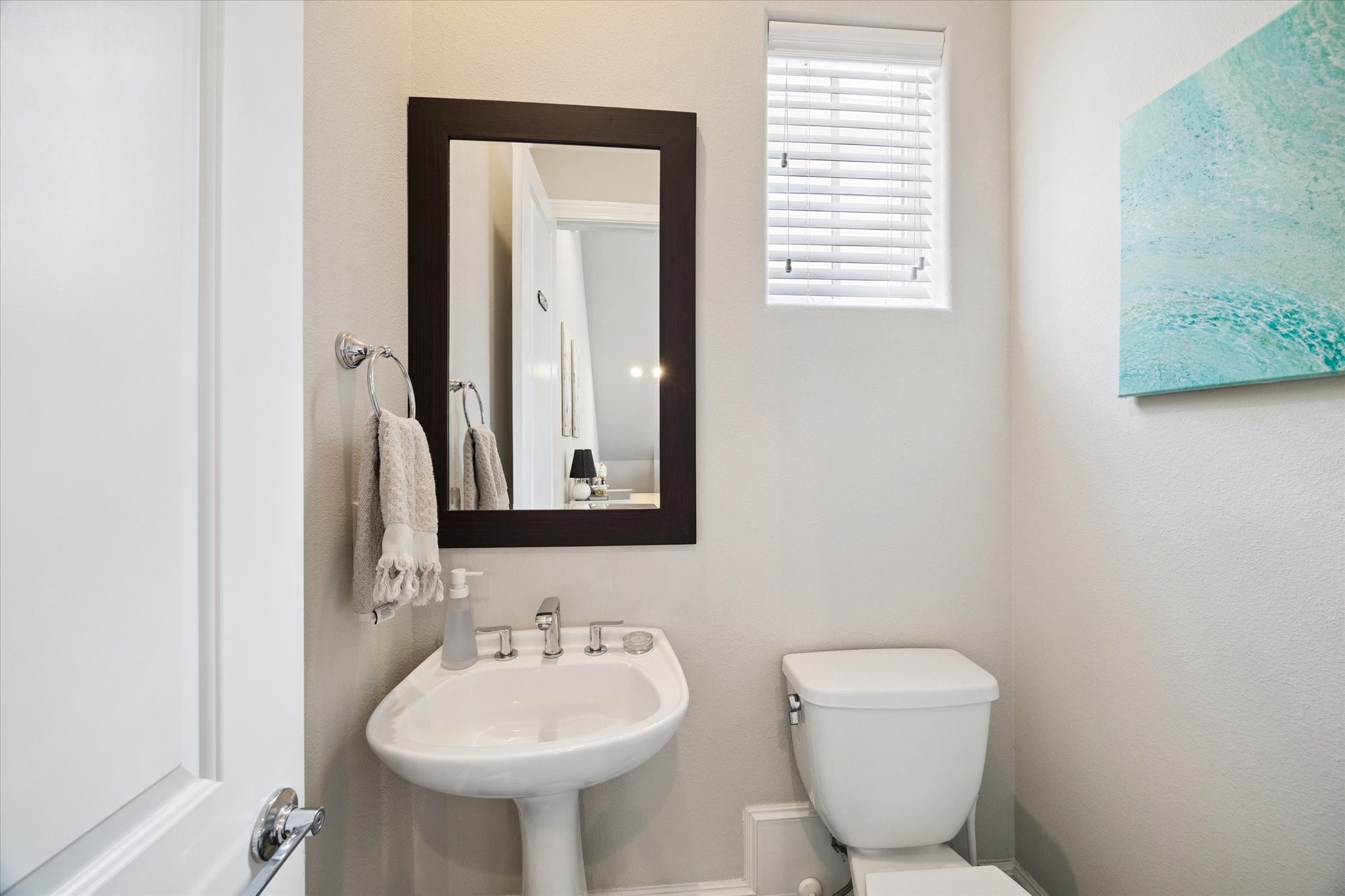2006 Lou Ellen Lane, Unit H Houston, TX 77018 - Photo 14 of 42 a bathroom with a toilet sink and mirror
