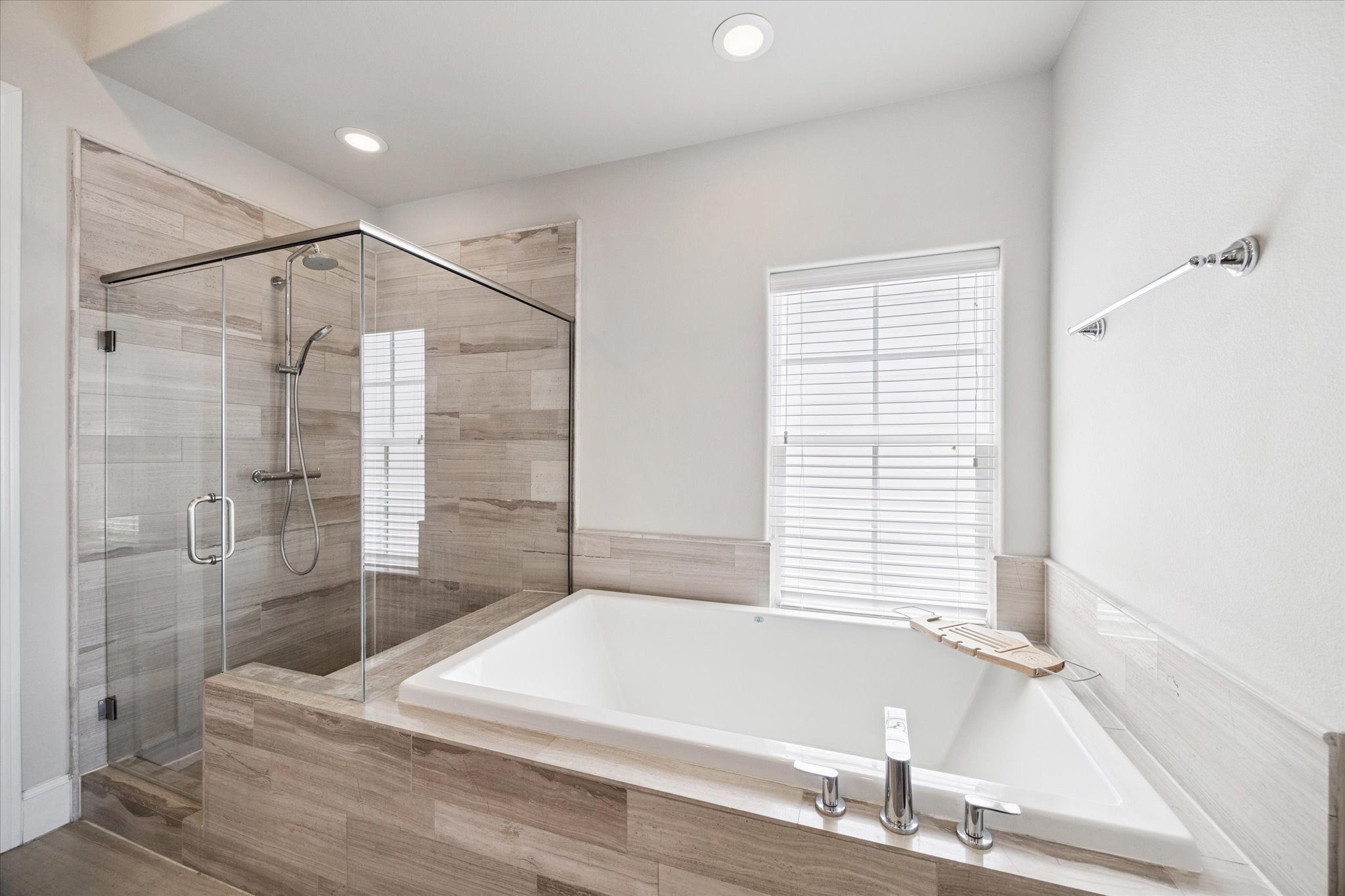 2006 Lou Ellen Lane, Unit H Houston, TX 77018 - Photo 18 of 42 a bathroom with a bathtub and shower