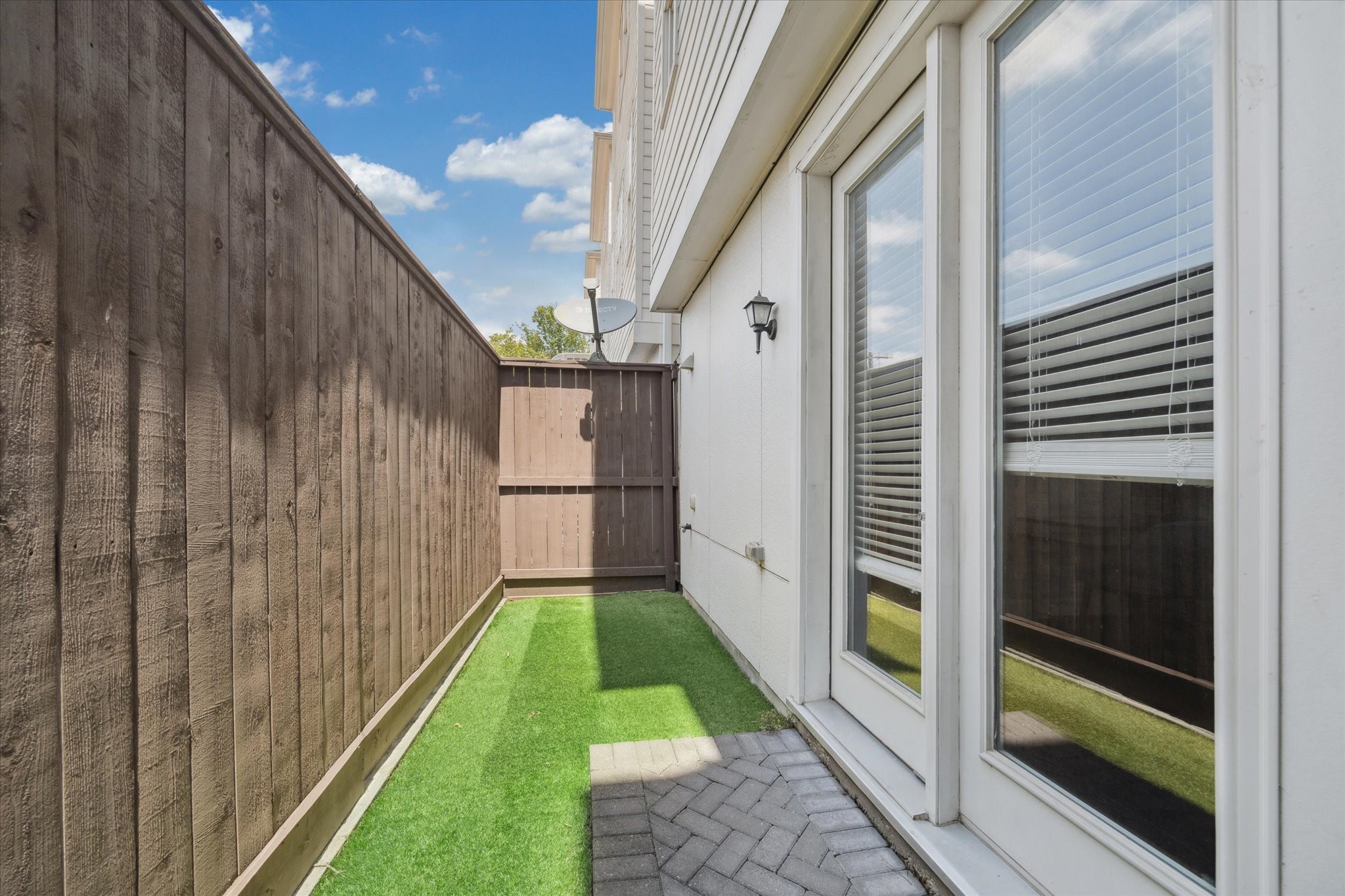 2006 Lou Ellen Lane, Unit H Houston, TX 77018 - Photo 22 of 42 a view of a balcony