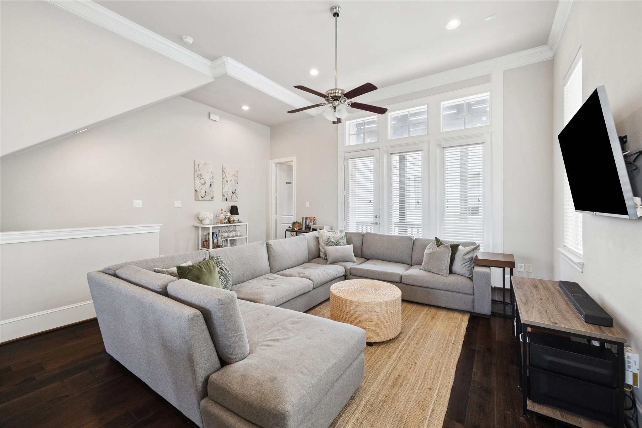 2006 Lou Ellen Lane, Unit H Houston, TX 77018 - Photo 6 of 42 a living room with furniture and a flat screen tv