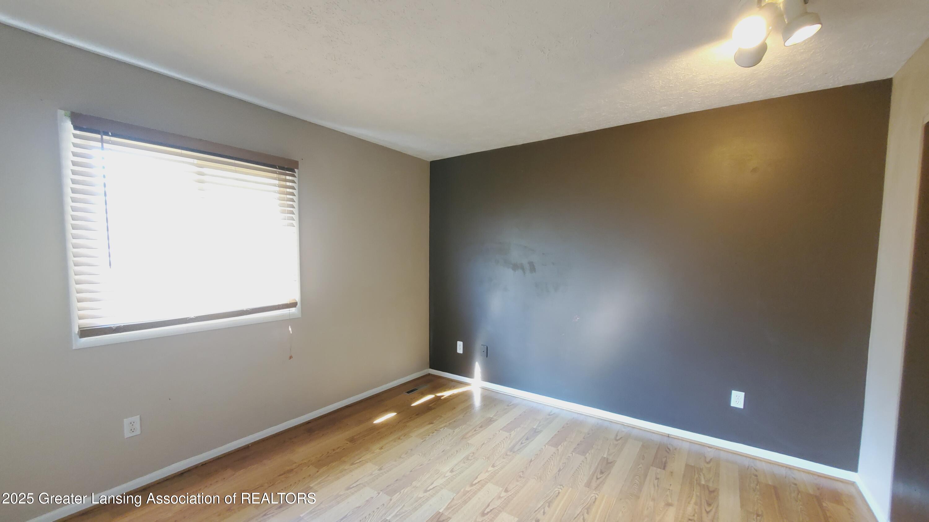 3116 Colchester Road Lansing, MI 48906 - Photo 11 of 23 20240819_102518