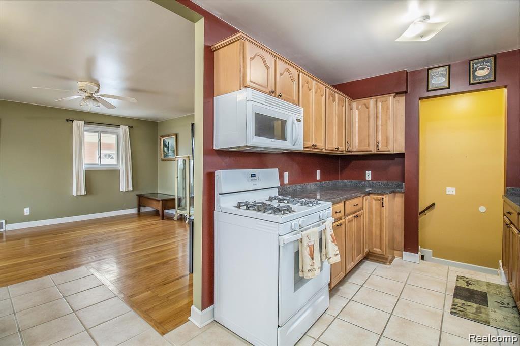 19136 Rensellor Street Livonia, MI 48152 - Photo 5 of 28 IMG_1827.jpg