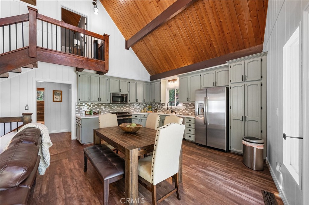 635 Grass Valley Road Lake Arrowhead, CA 92352 - Photo 5 of 29