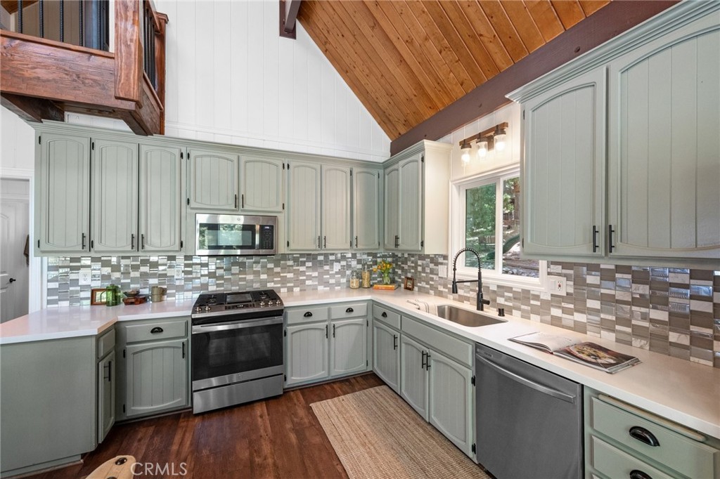 635 Grass Valley Road Lake Arrowhead, CA 92352 - Photo 6 of 29