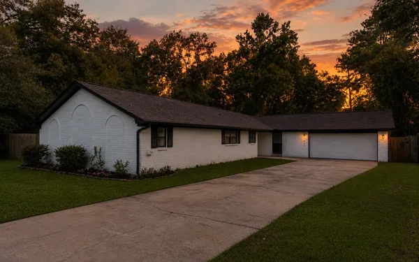 $2,100 | 816 Glen Hollow Drive, Conroe, TX 77385