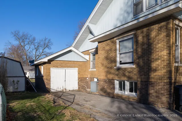 a view of a house with backyard