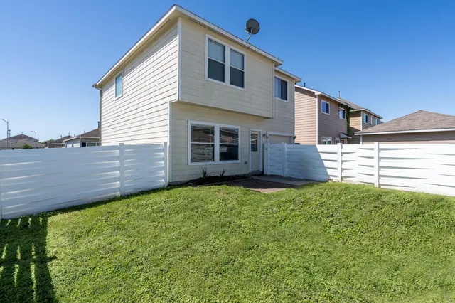 a view of a house with backyard