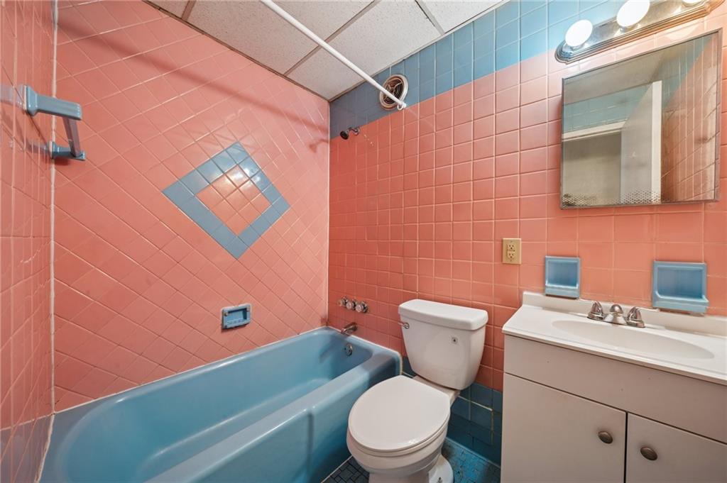 340 Rochelle Street Pittsburgh, PA 15210 - Photo 15 of 32 Unit 1 bath
