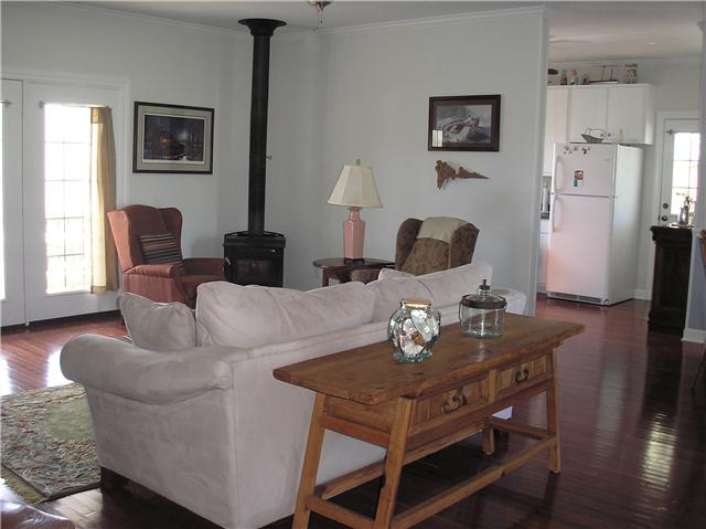 93 Pleasant Valley Road Ethridge, TN 38456 - Photo 2 of 18 Living Room