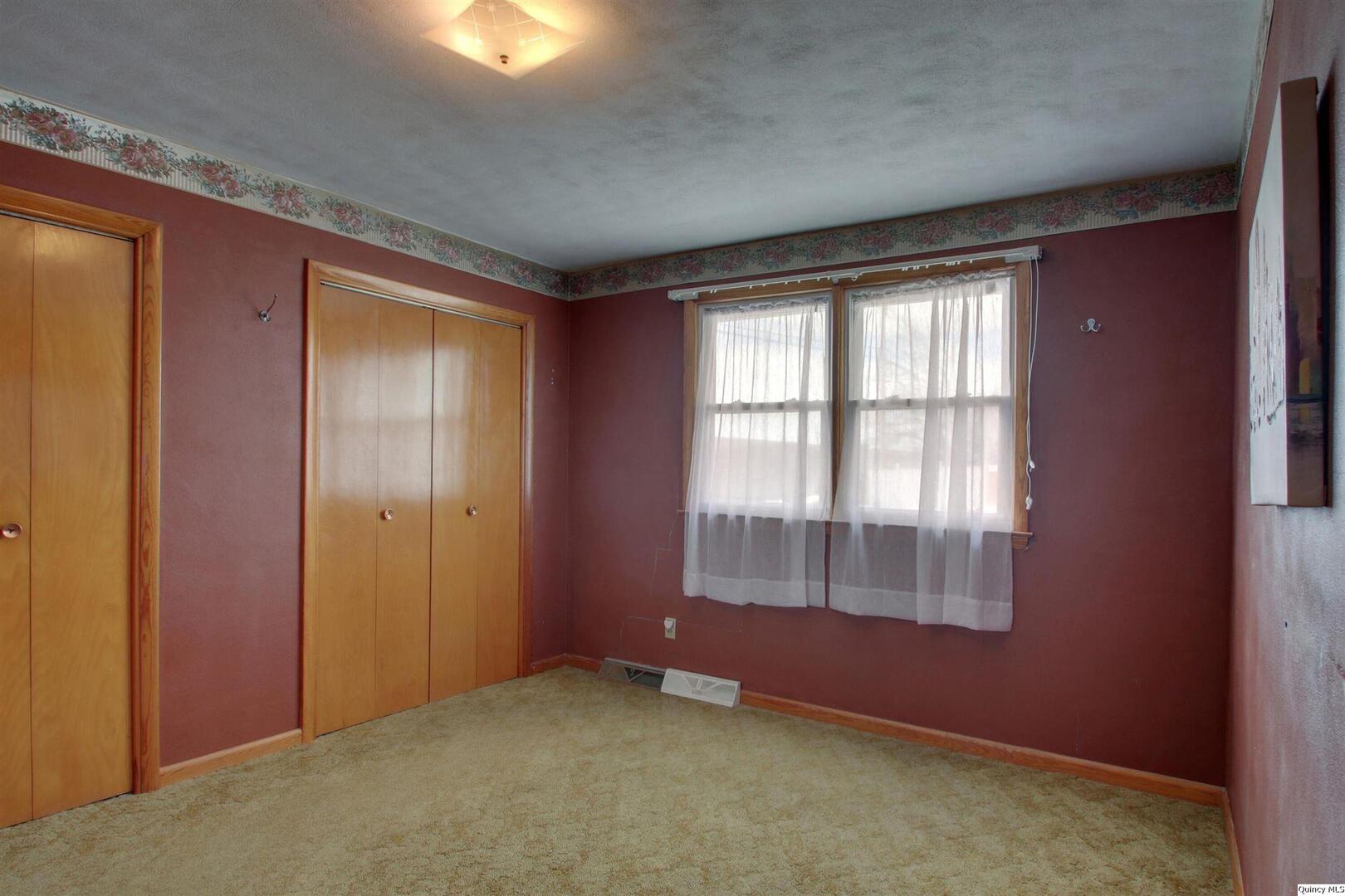 523 Temple Street Quincy, IL 62305 - Photo 18 of 23 an empty room with window