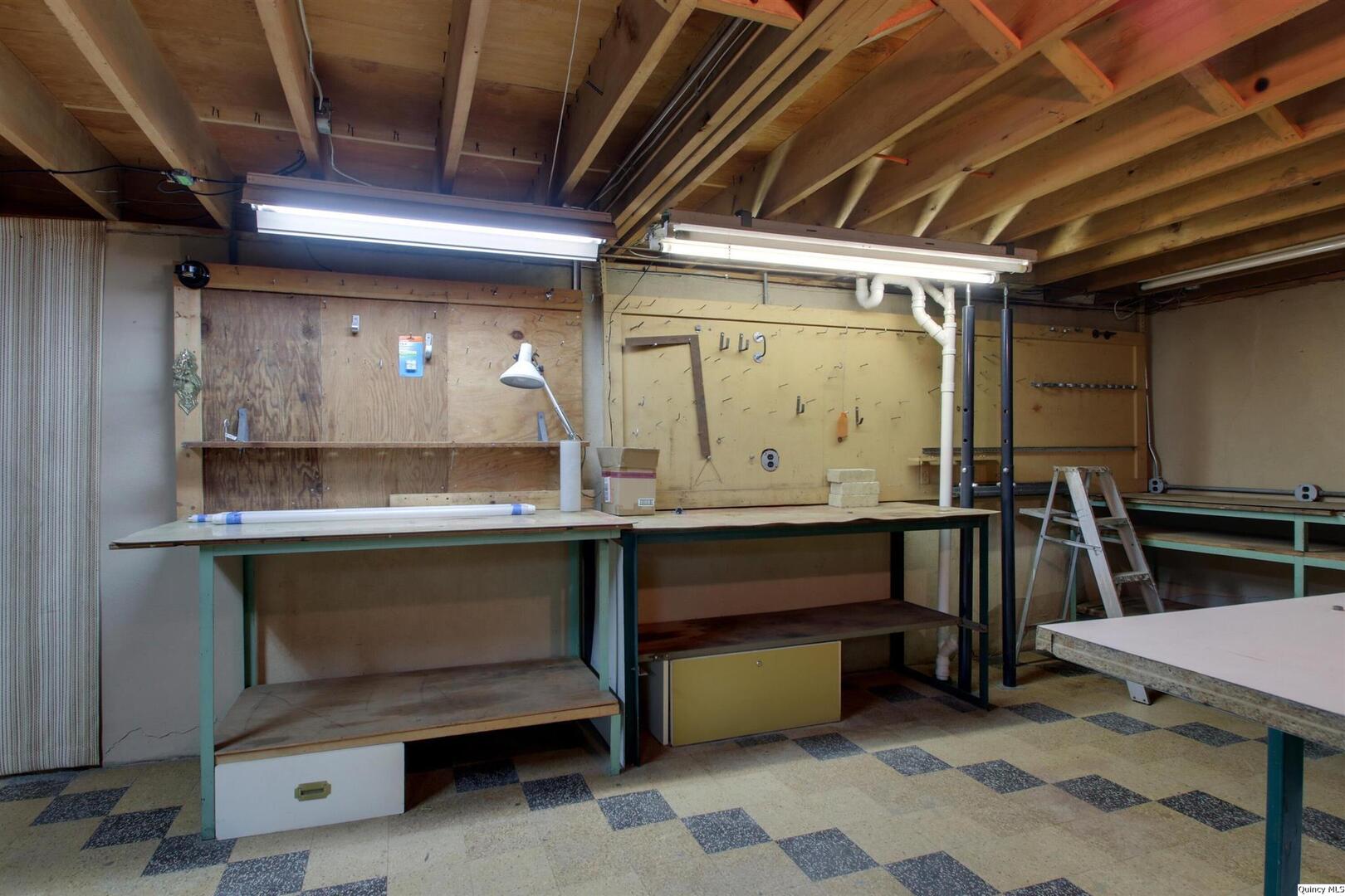 523 Temple Street Quincy, IL 62305 - Photo 22 of 23 a view of room with window