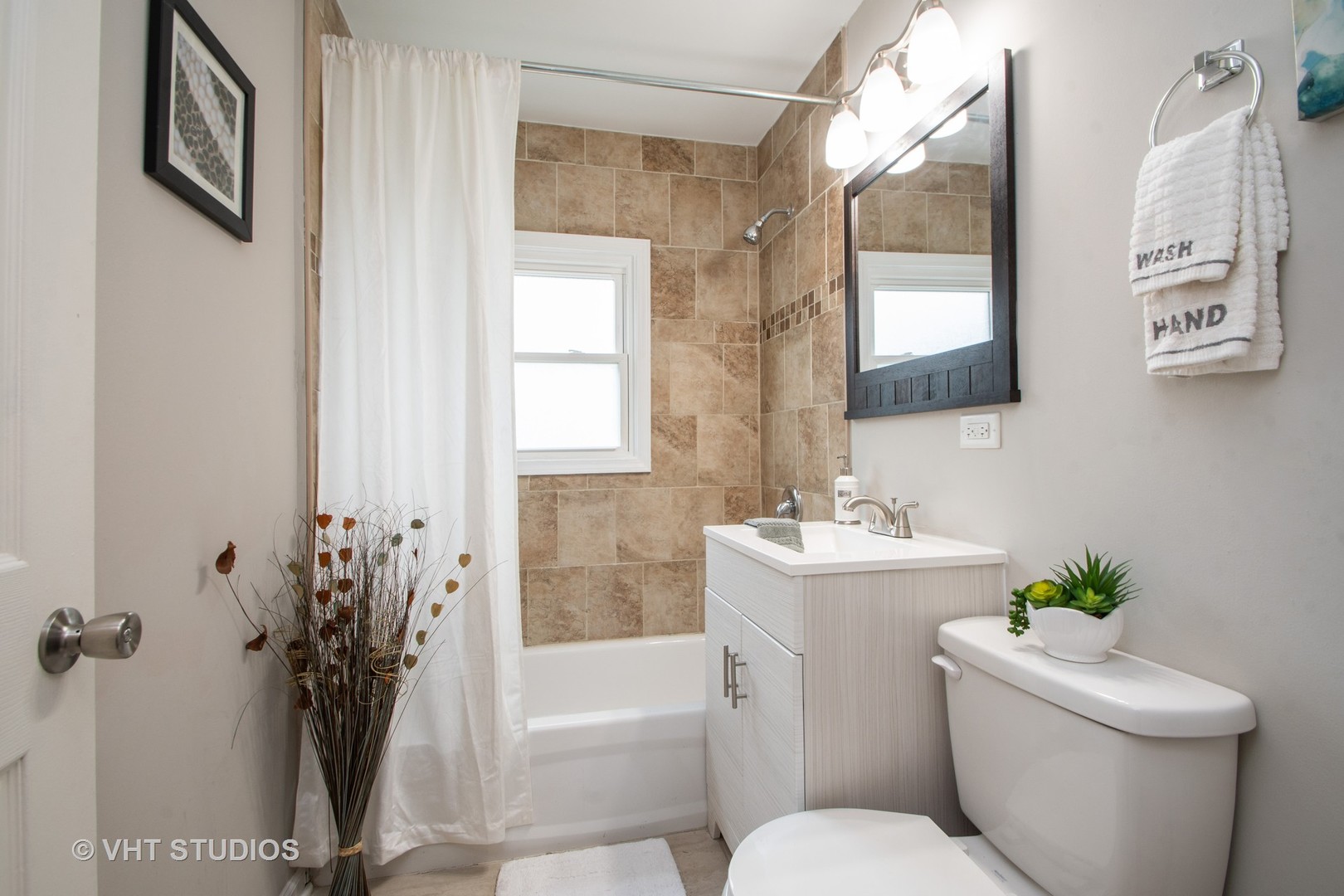 1225 Cleveland Street Lockport, IL 60441 - Photo 12 of 17 a bathroom with a toilet sink and tub