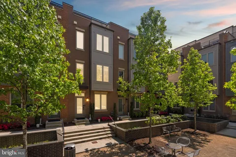 $869,000 | 820 Thompson Crescent, Unit 26, Rockville, MD 20852