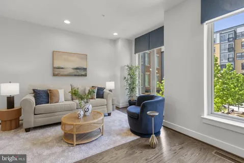 $869,000 | 820 Thompson Crescent, Unit 26, Rockville, MD 20852