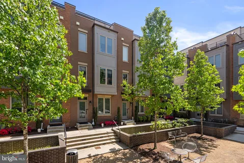 $869,000 | 820 Thompson Crescent, Unit 26, Rockville, MD 20852
