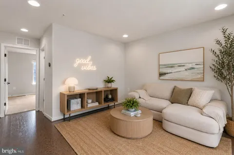 $869,000 | 820 Thompson Crescent, Unit 26, Rockville, MD 20852