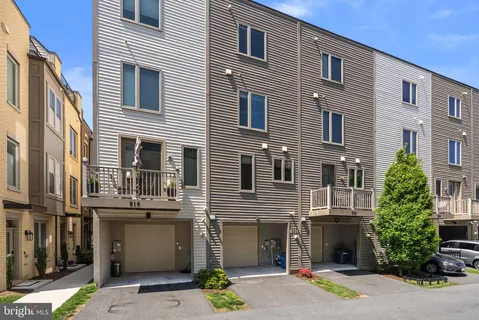 $869,000 | 820 Thompson Crescent, Unit 26, Rockville, MD 20852