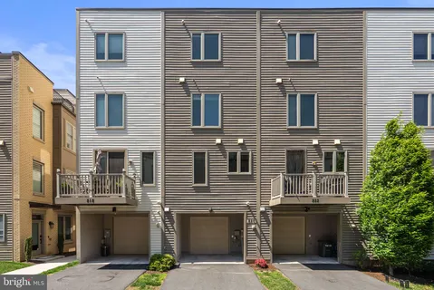 $869,000 | 820 Thompson Crescent, Unit 26, Rockville, MD 20852