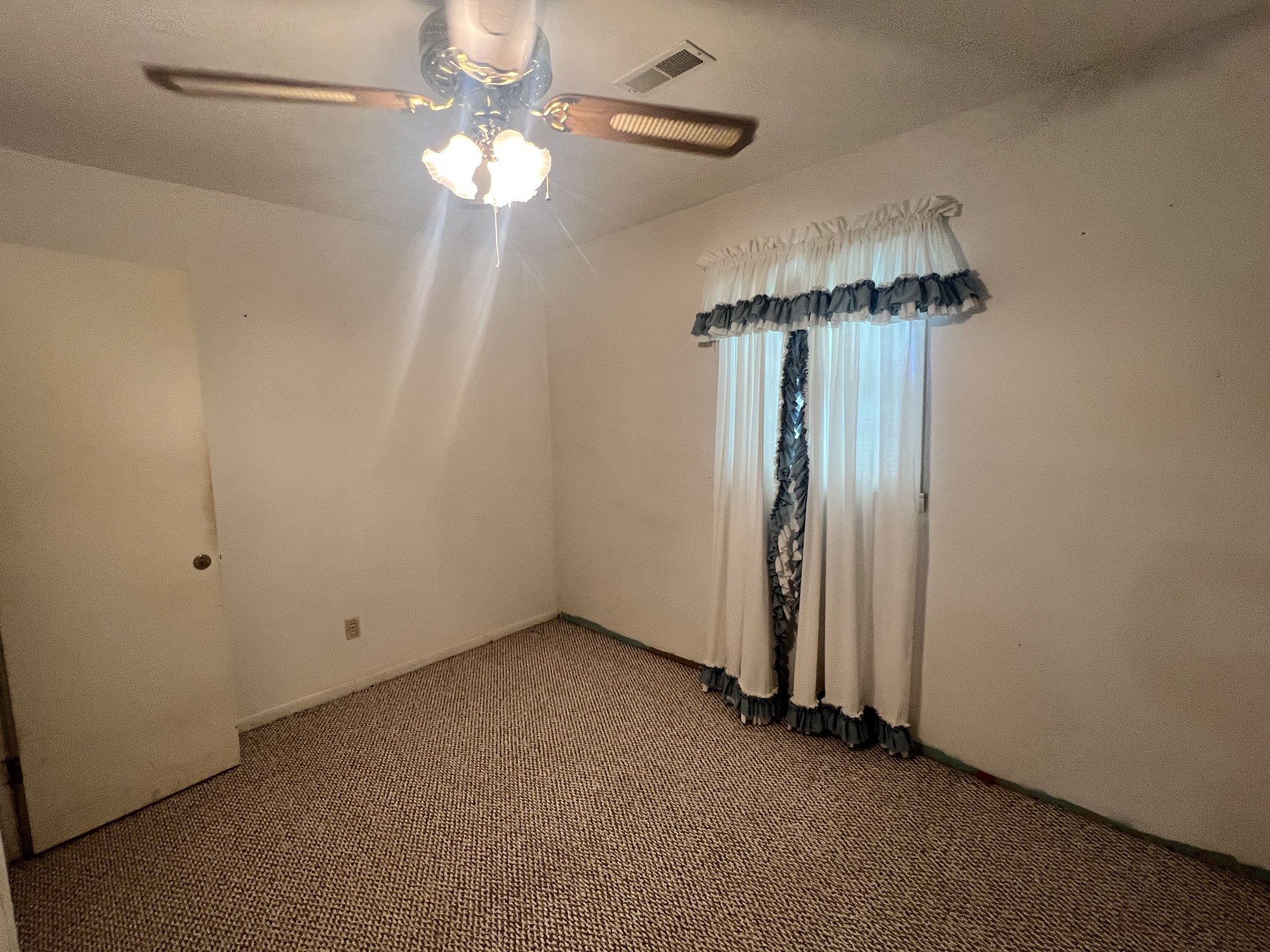 82 Matts Hollow Road Manchester, TN 37355 - Photo 6 of 10 an empty room with chandelier fan