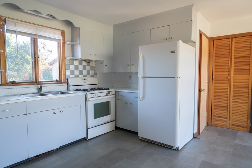 333 River Drive Hadley, MA 01035 - Photo 5 of 28