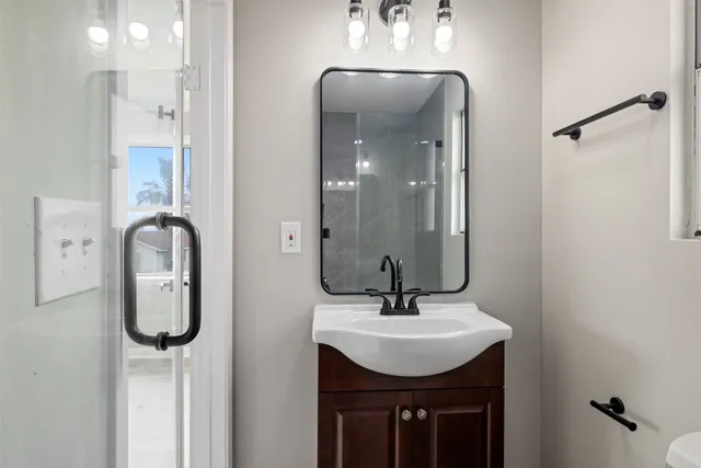 $384,880 | 21 Edgewater Drive, Hitchcock, TX 77563