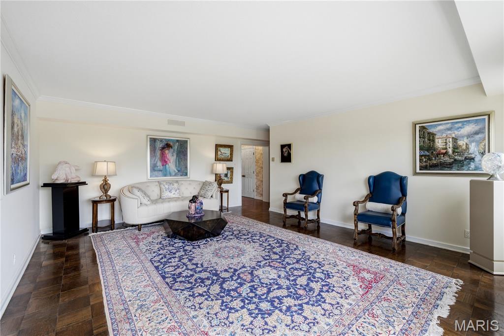 710 South Hanley Road, Unit 10B Clayton, MO 63105 - Photo 6 of 36