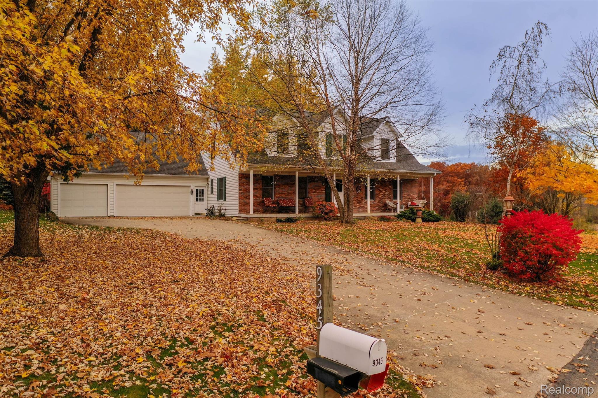 9345 Foley Crossing Fenton, MI 48430 - Photo 3 of 58 Gallery Image 3