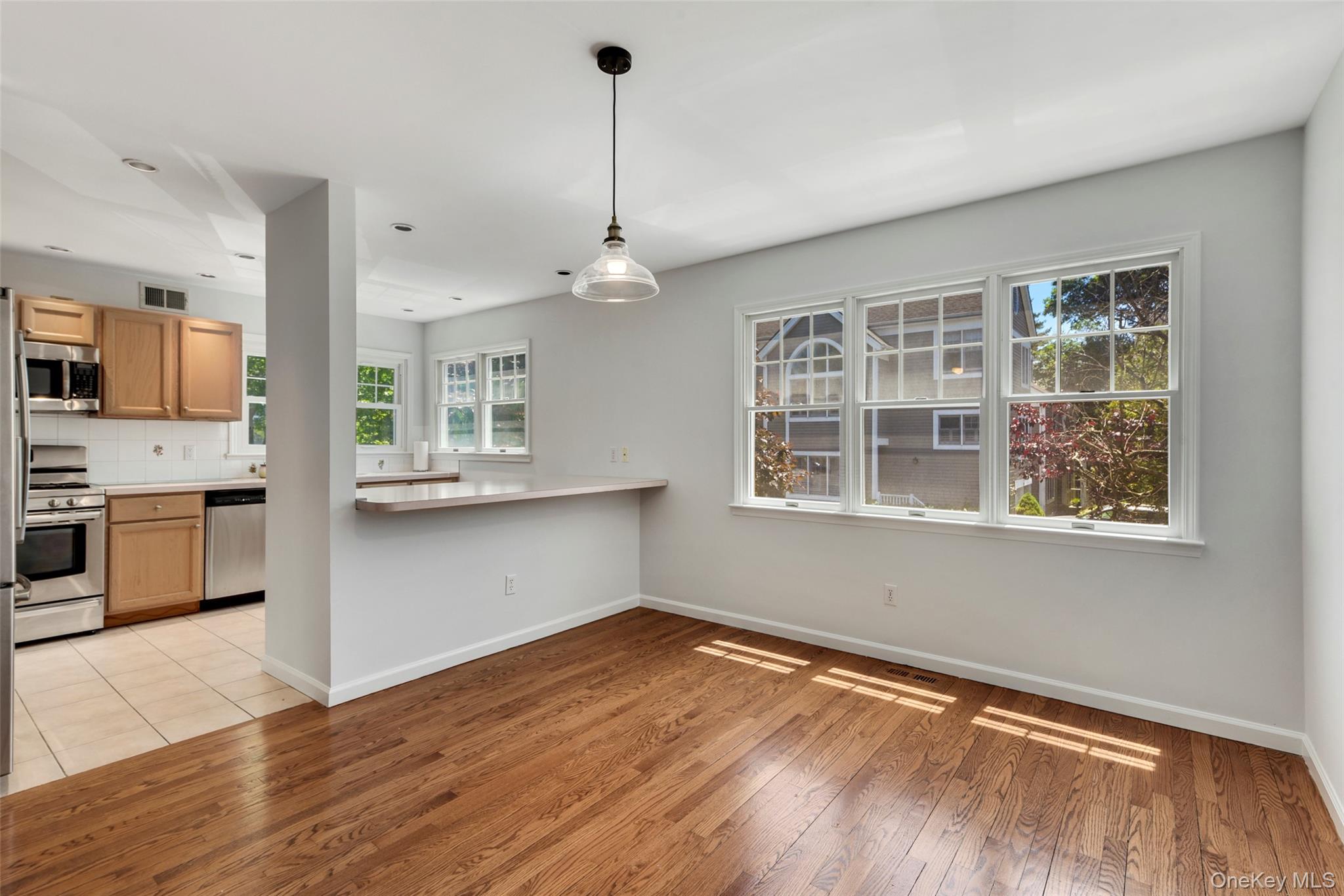 21 Brookridge Court Rye Brook, NY 10573 - Photo 7 of 20 Kitchen conveniently opens to the dining room.