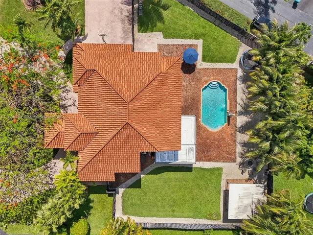 a view of a backyard