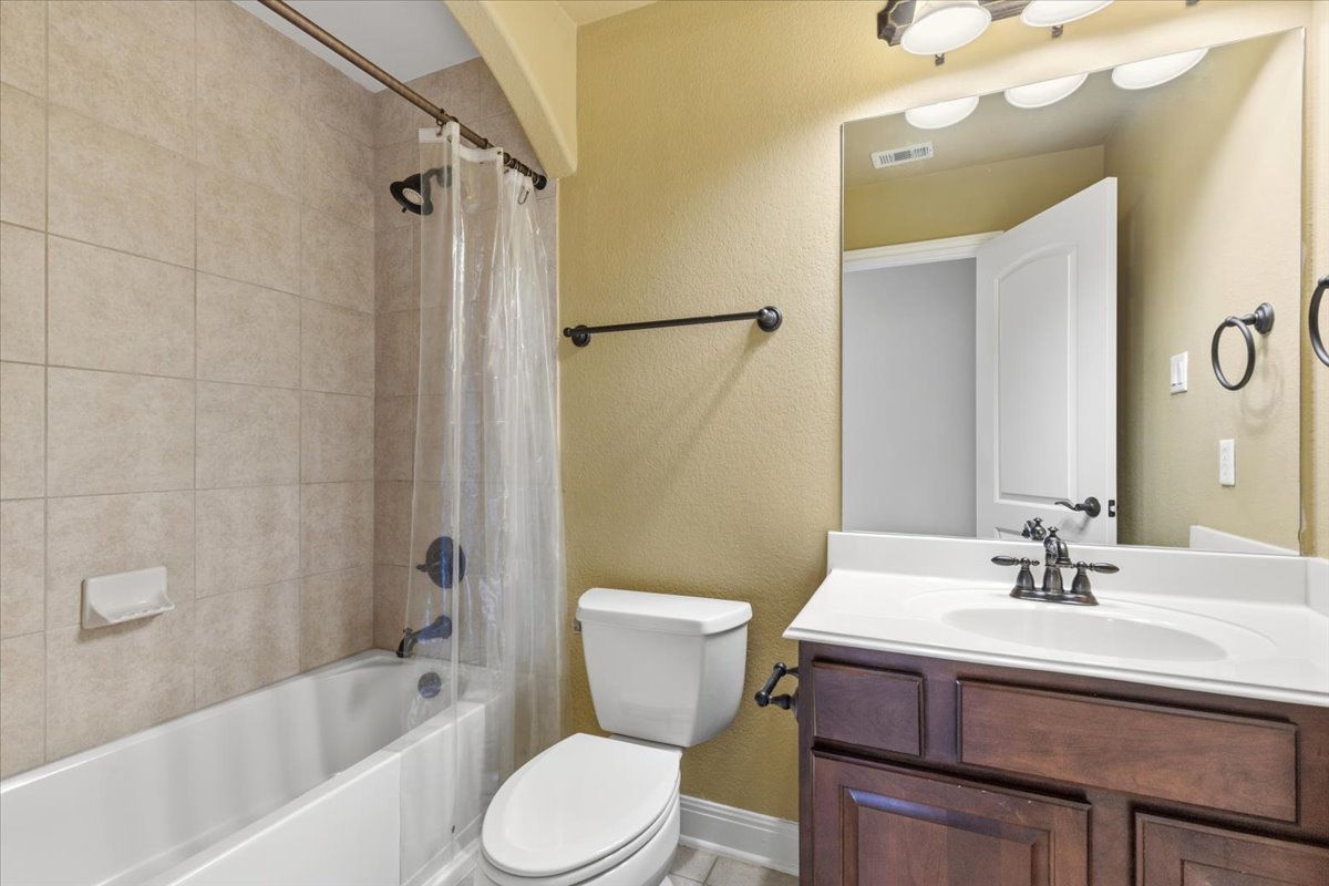 111 Whitley Drive Austin, TX 78738 - Photo 32 of 38 Full bathroom upstairs off flex space, with shower / tub combo