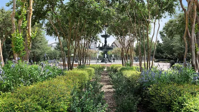 a view of yard with green space