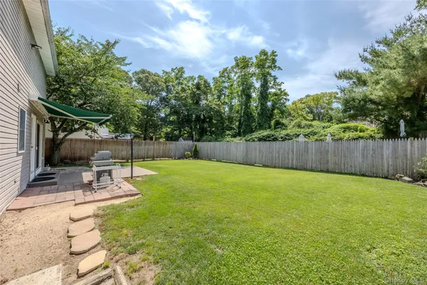 a view of a backyard