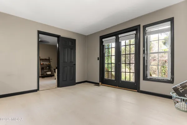 a en suite bathroom with a double vanity sink and a mirror